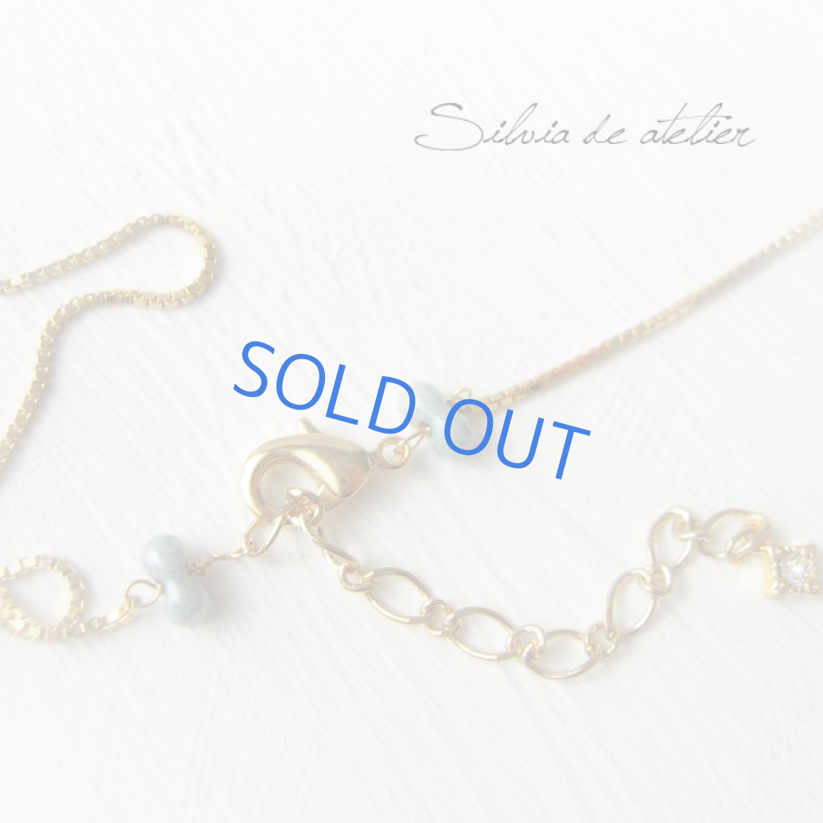 画像2: ミントブルーチェコガラスライン　ゴールドストリングスチェーン　ショートネックレス (2)