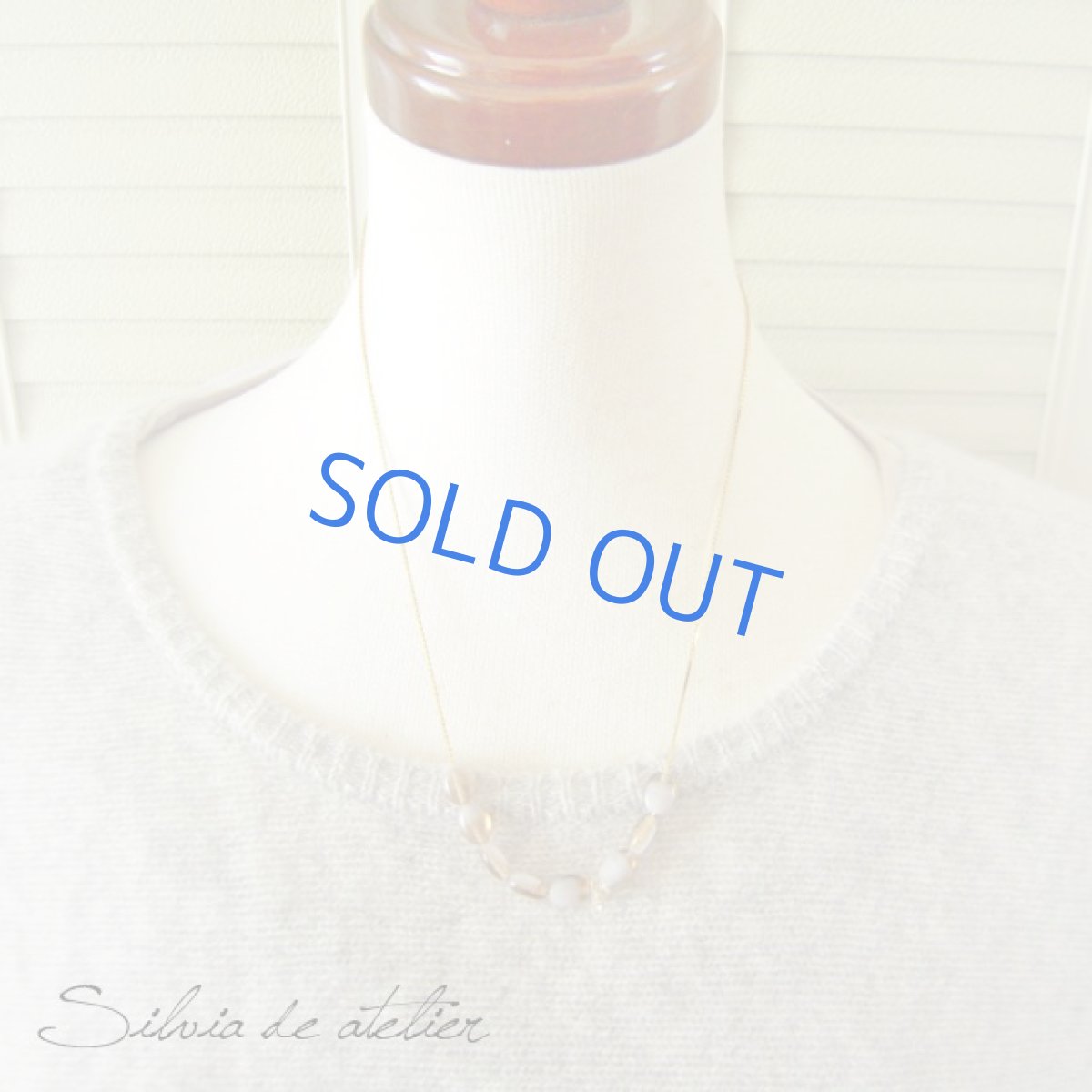 画像2: クォーツ＆ベージュチェコガラスライン　ストリングスチェーンショートネックレス (2)