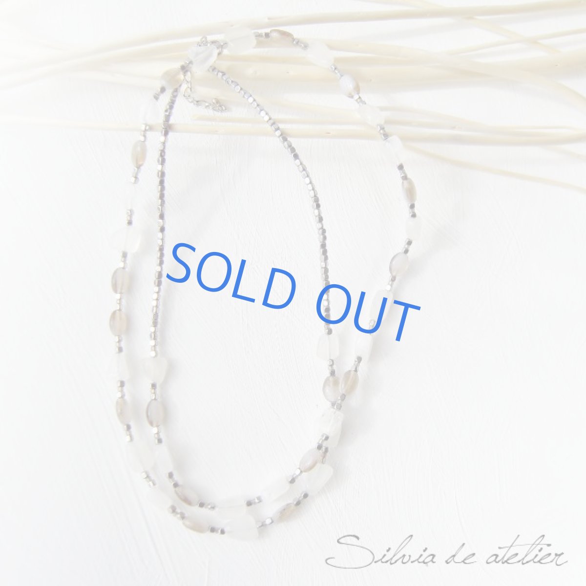 画像2: ムーンストーンタンブル＆チェコガラス　へマタイトビーズ　ロングネックレス (2)