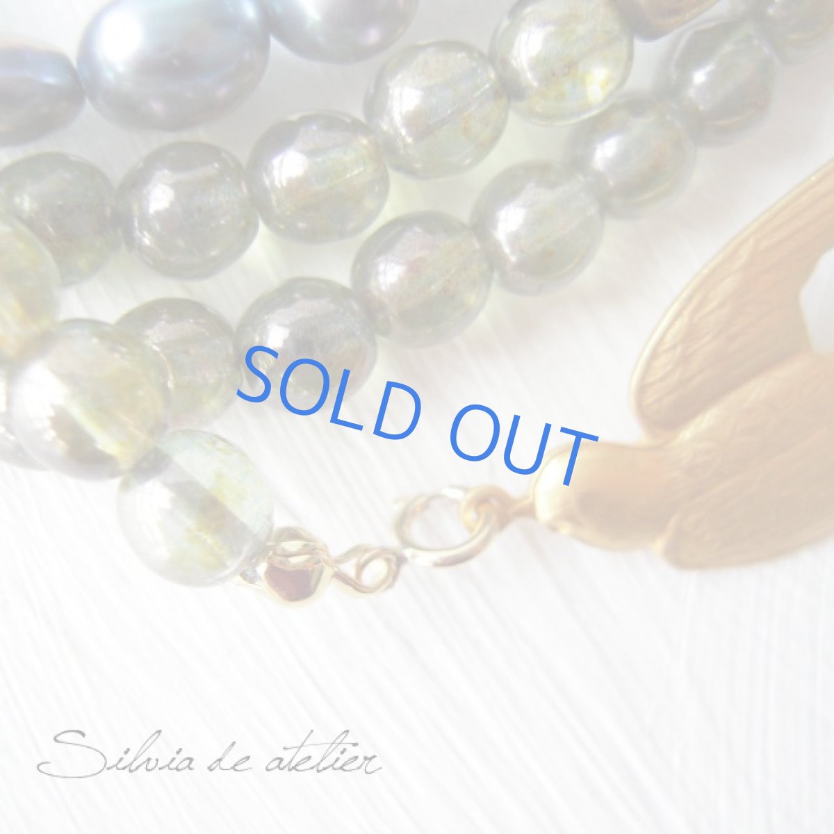 画像2: マットゴールドスワロー　グリーンチェコガラス＆淡水パール　ロングネックレス (2)