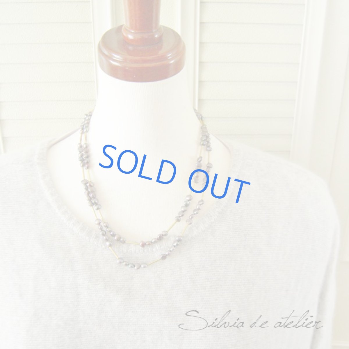 画像2: パープルグレー淡水パール　vintage真鍮ビーズ　ロングネックレス（磁石金具） (2)