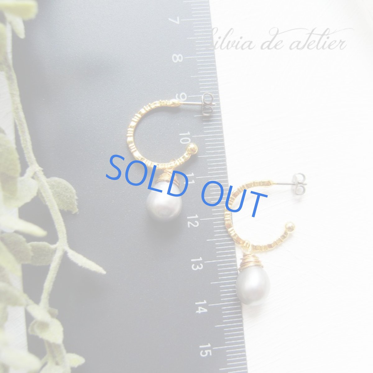 画像2: 大粒ドロップ　グレー淡水パール　ゴールドデザインチタンポスト　ピアス (2)