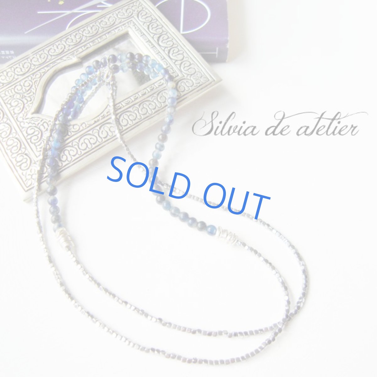 画像2: ケニア産カイヤナイト　ラウンド　ヘマタイトシルバーコーティングビーズ　ロングネックレス (2)