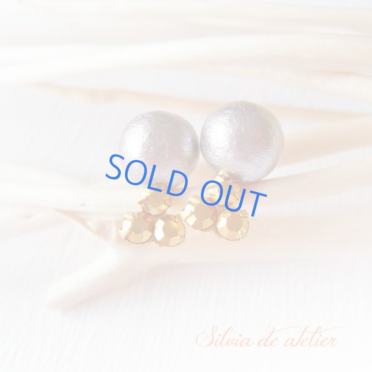 画像2: 8mm玉　シルバーグレーコットンパール　マットゴールドサンカク　14kgfスタッドピアス (2)