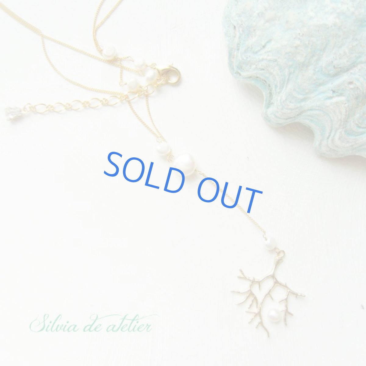 画像2: ホワイト淡水パール　コーラルチャーム　ゴールドチェーン　Y字　　ネックレス（ロングタイプ） (2)