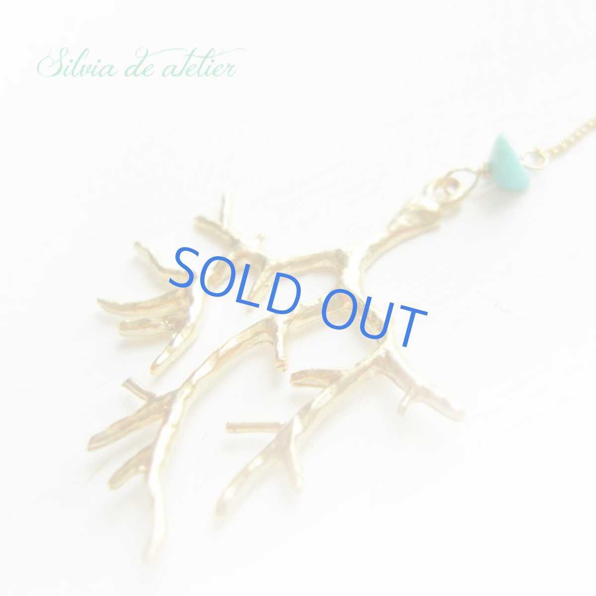 画像2: ブルー　ターコイズタンブル　コーラルチャーム　ゴールドチェーン　Y字　　ネックレス（ミディアムタイプ） (2)