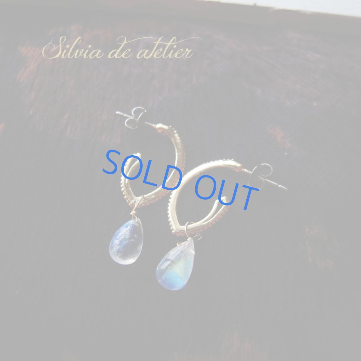 画像2: AAAブルームーンストーン　スムースドロップ　一粒　ゴールドメッキ　Vフックチタンポストピアス (2)