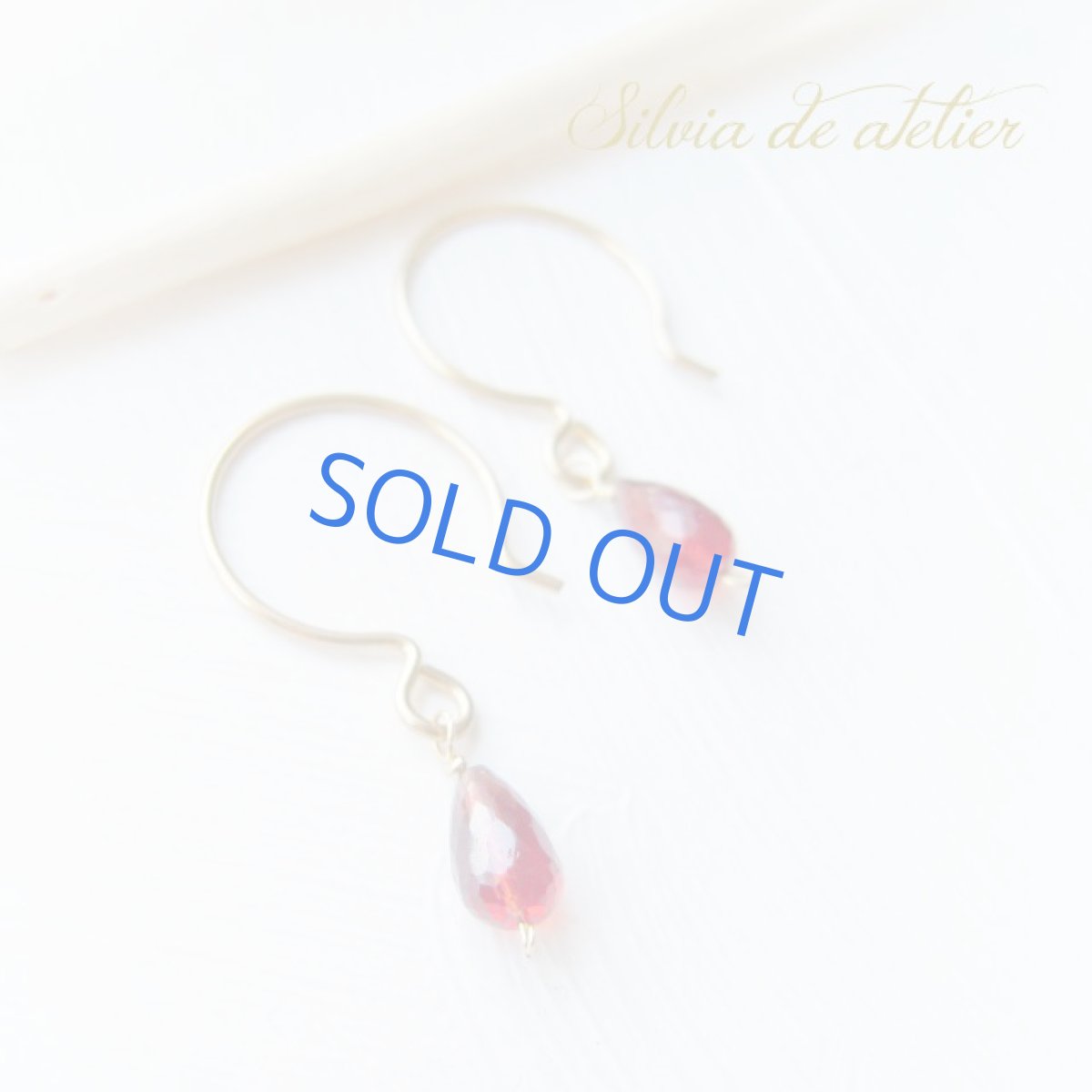 画像2: モザンビークガーネット　ブリオレットドロップ　14kgf　ラウンドフックピアス (2)