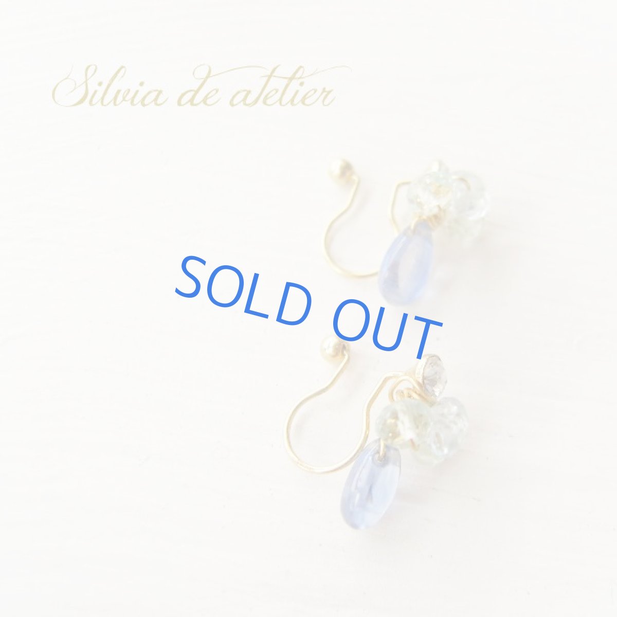 画像2: 〜プチクリップ〜　カイヤナイト＆アクアマリン　ゴールドメッキ製ひ型イヤークリップ (2)