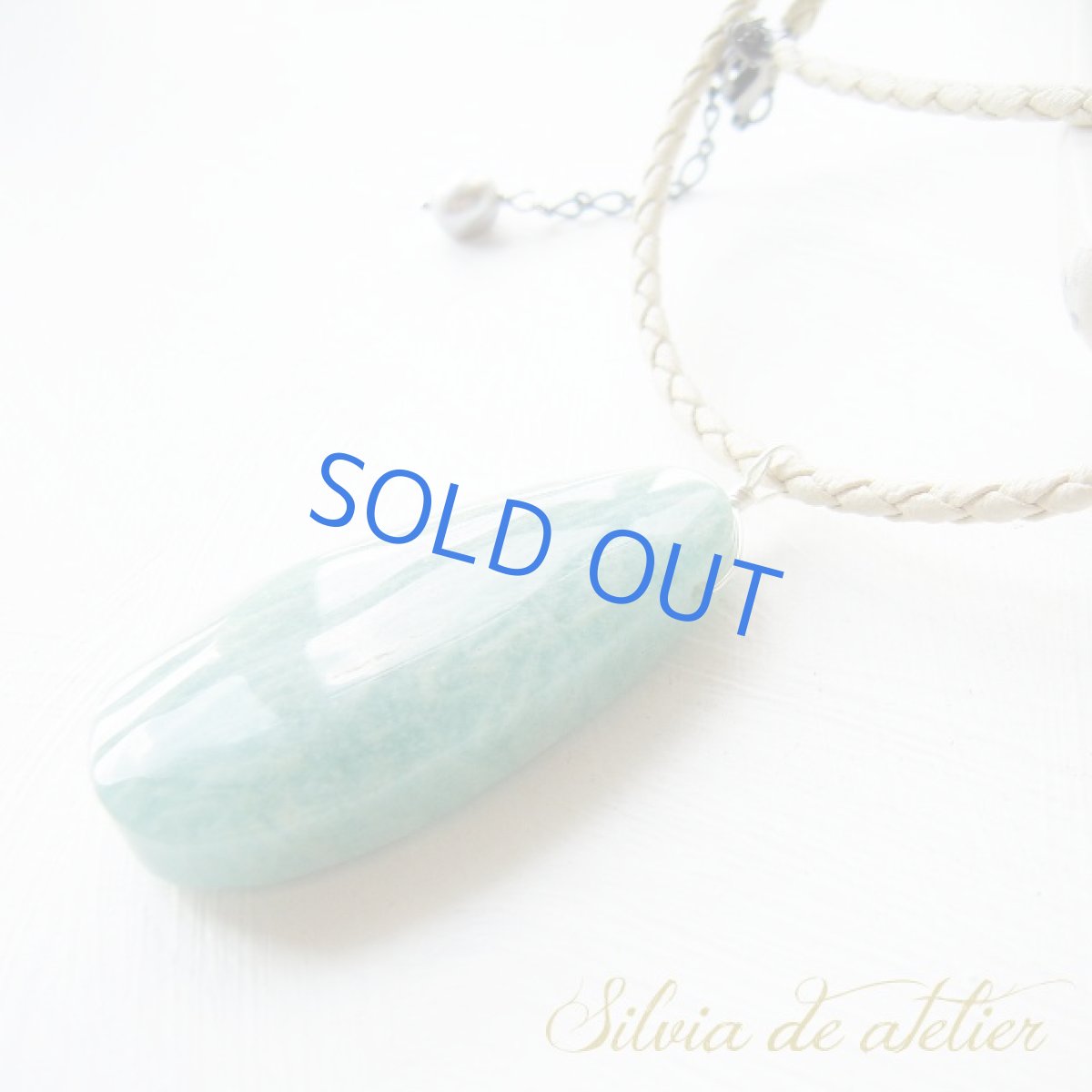 画像2: 大粒　アマゾナイト　タンブル　牛革編みオフホワイトコード　ロングネックレス (2)