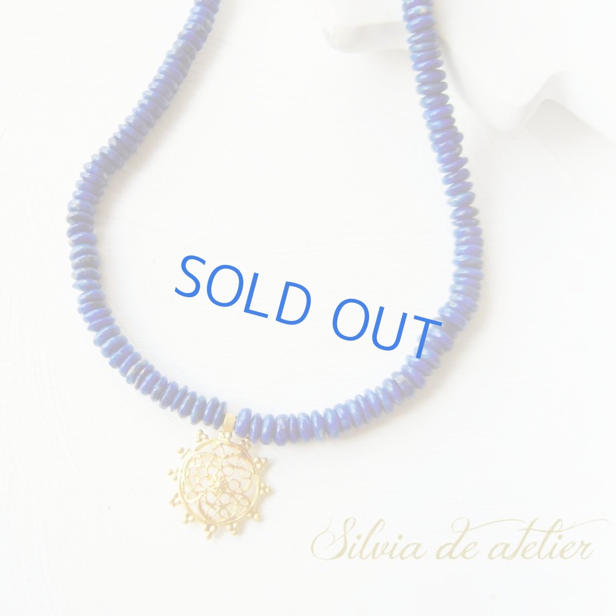 画像2: ネイビー　ラピスラズリ　ネックレス　ゴールドフィルグリー　太陽チャーム　ショートネックレス (2)