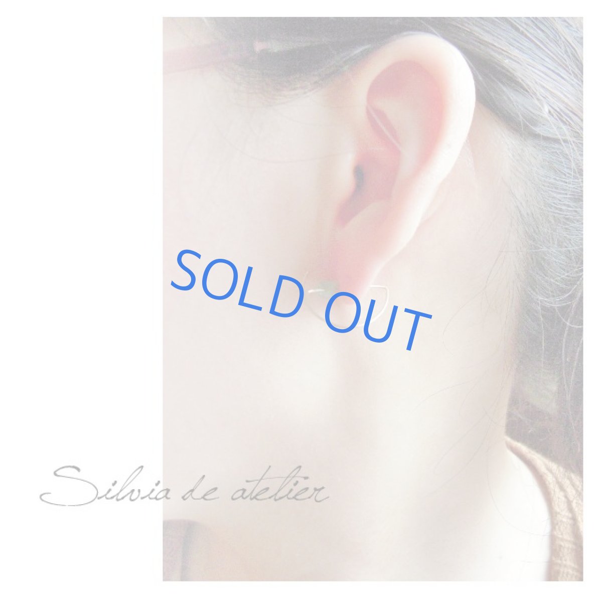 画像2: モザンビーク産エメラルド　ラフロックタンブル　ワイヤー　ハーフムーン　14kgfピアス (2)