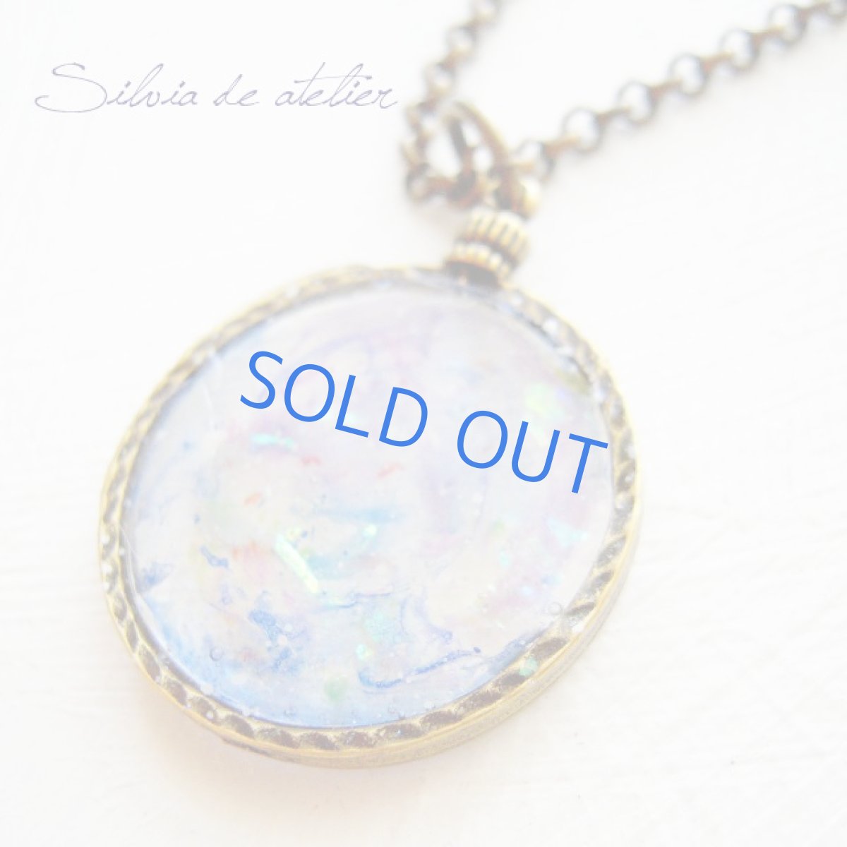 画像2: 【Aquarium　シリーズ】　マーメイドの海に沈む三日月　樹脂カボション　アンティークゴールド　ミディアムネックレス (2)