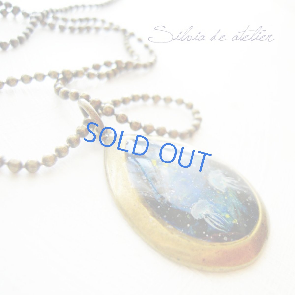 画像2: 【Aquarium　シリーズ】　海月の夜間飛行　樹脂カボション　アンティークゴールド　ロングネックレス (2)