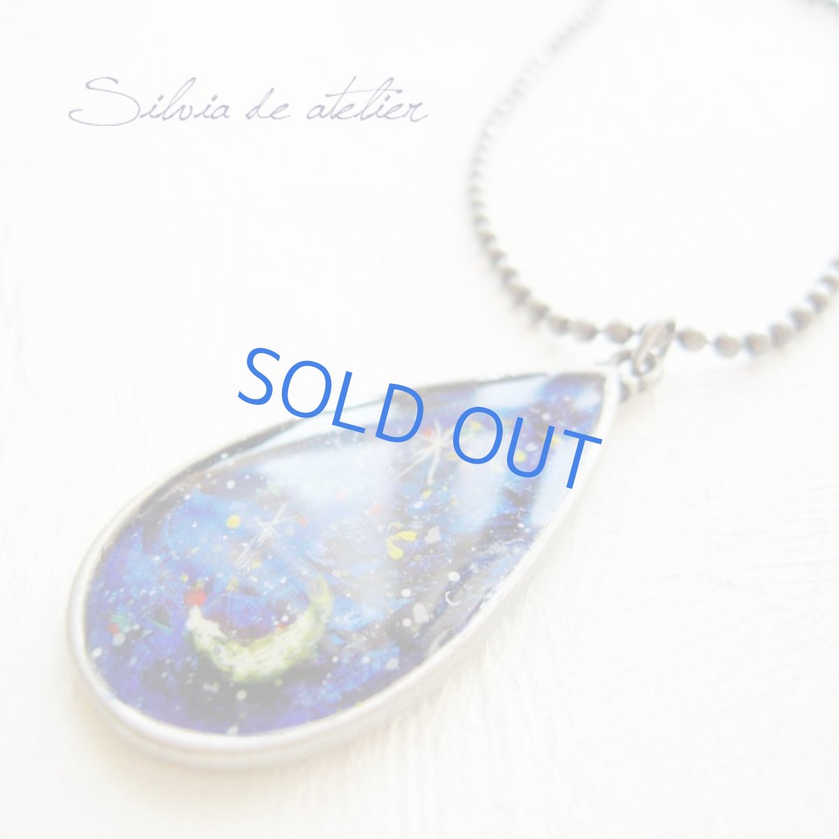 画像2: 【Cosmic　シリーズ】　夜空に浮かぶ三日月　樹脂カボション　アンティークシルバー　ロングネックレス (2)