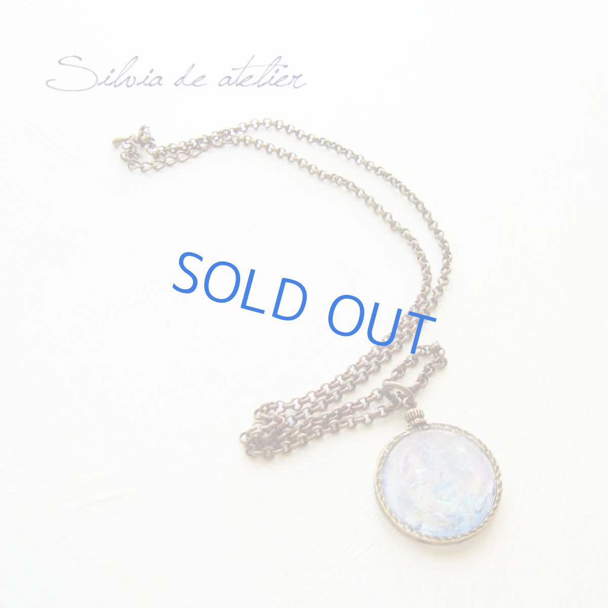 画像3: 【Aquarium　シリーズ】　マーメイドの海に沈む三日月　樹脂カボション　アンティークゴールド　ミディアムネックレス (3)