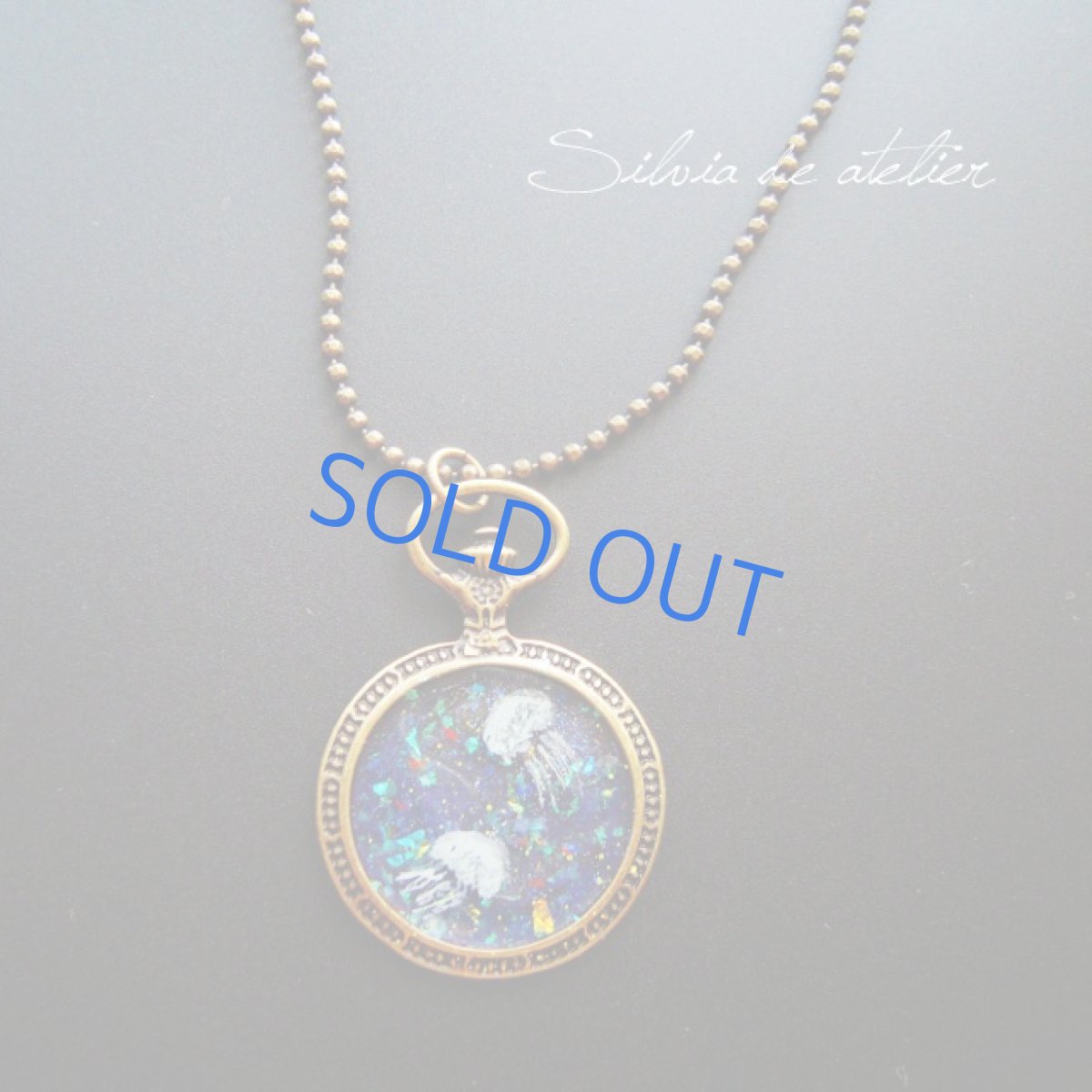 画像2: 【Aquarium　シリーズ】　海月アクアリウムの懐中時計　樹脂カボション　アンティークゴールド　ロングネックレス (2)