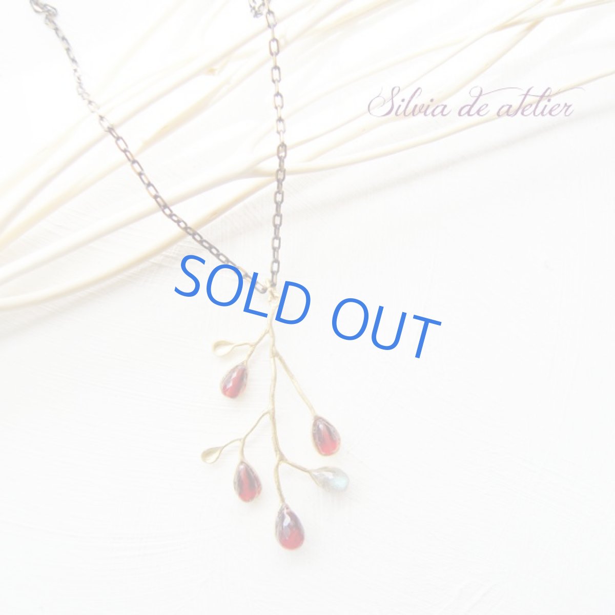 画像2: モザンビークガーネット　ラブラドライト　マットゴールドリーフ　ブラックチェーン (2)