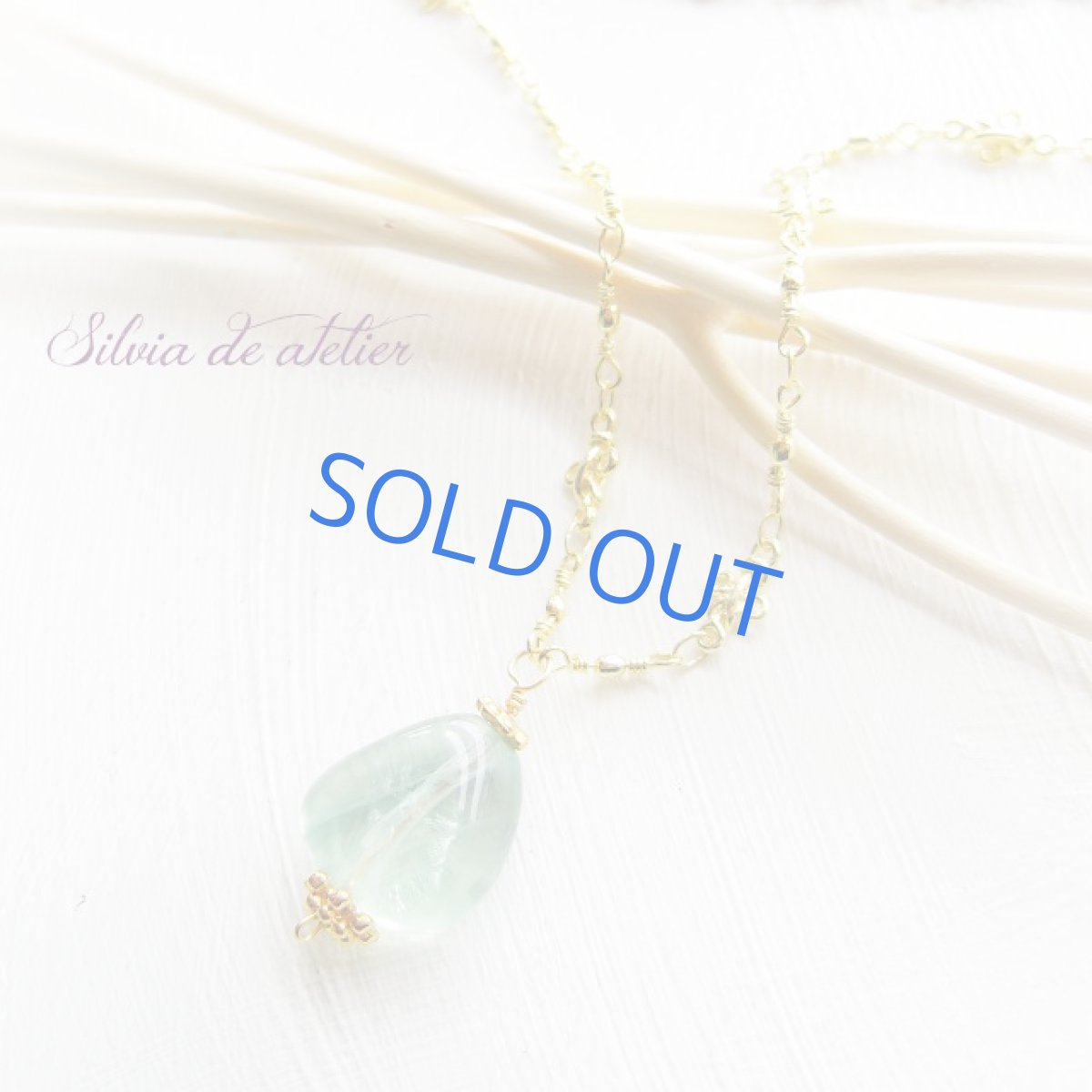 画像2: ブルーグリーンフローライト　タンブル　　デザインロングチェーン　ゴールドネックレス (2)