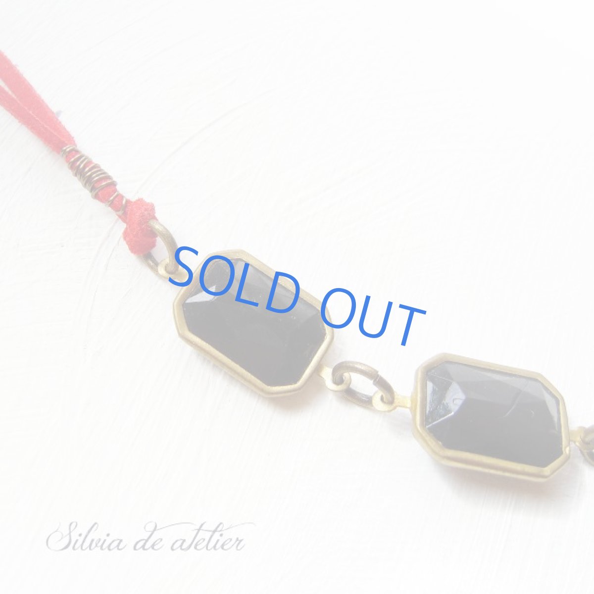 画像2: レッドスエードコード　vintage　ブラックアクリルパーツ　ミディアム　ネックレス (2)