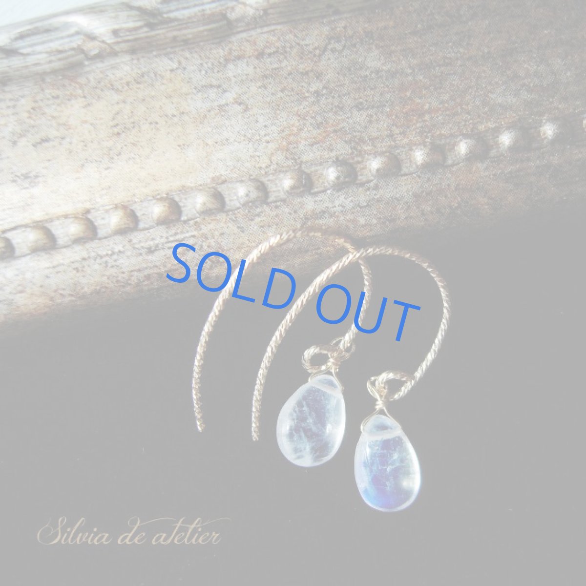 画像3: AAAA レインボーブルームーンストーン ペアシェイプ 一粒 14kgfグリッター フープフックピアス (3)