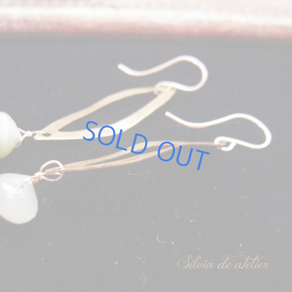 画像2: ＜１点もの＞グリーンクォーツ　キャッツアイ　マロンドロップ　真鍮製マーキスチャーム　14kgfフックピアス (2)