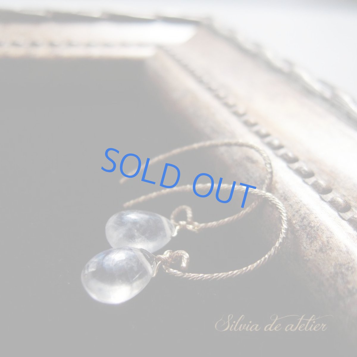 画像2: AAAA レインボーブルームーンストーン ペアシェイプ 一粒 14kgfグリッター フープフックピアス (2)