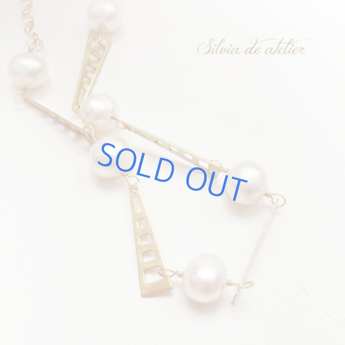 画像2: 大粒淡水パール＆個性派真鍮パーツ　デザインミディアム　ゴールド　ネックレス (2)