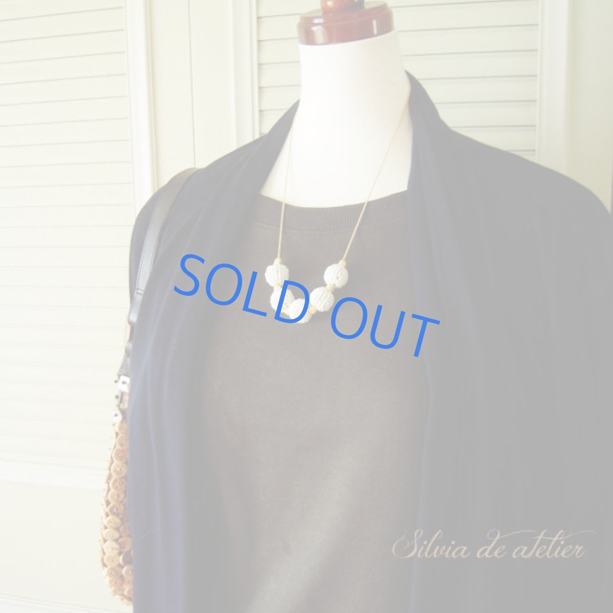 画像3: 残り１　ホワイトビーズ　ボンボンボール　デザインミディアム　ゴールド　ネックレス (3)