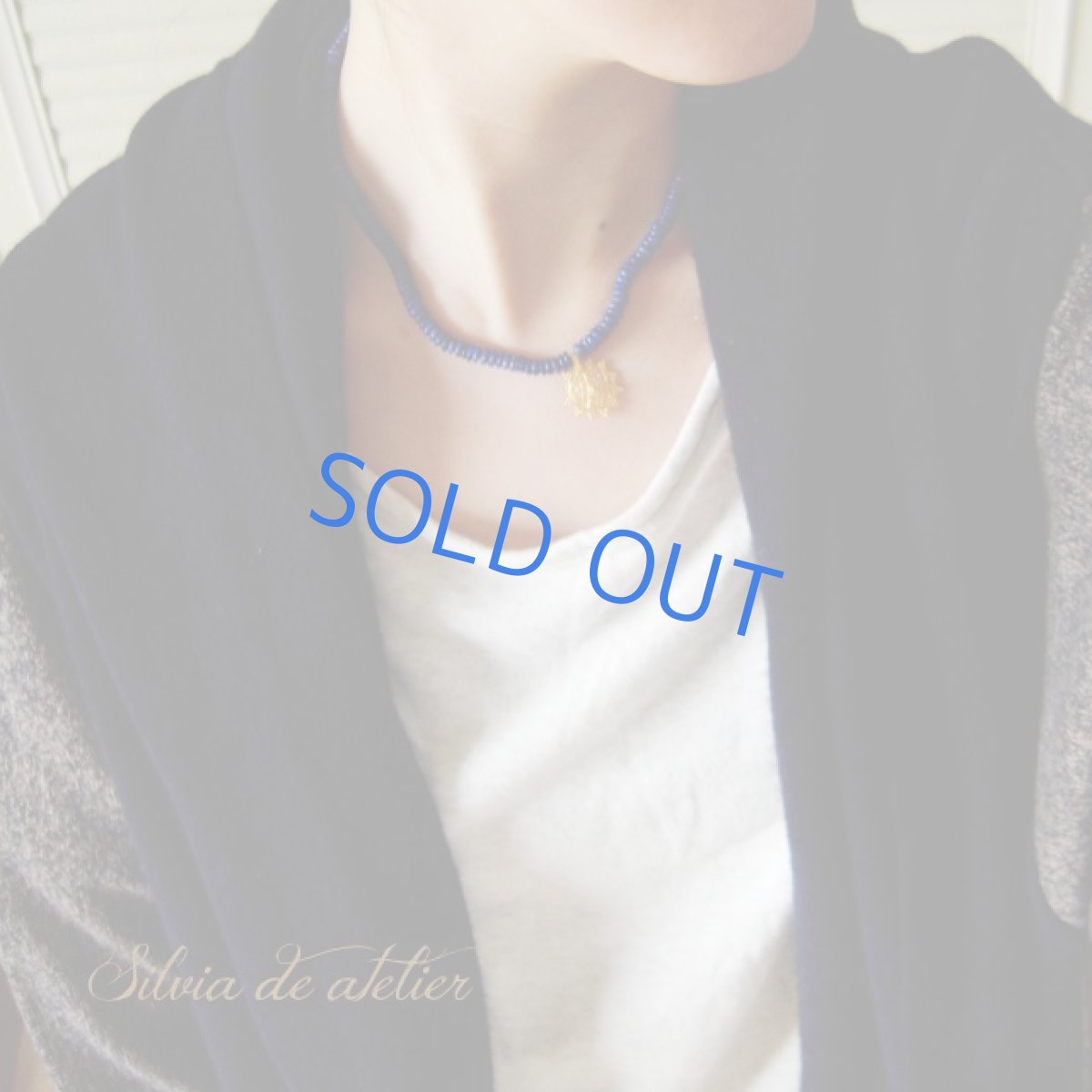 画像4: ネイビー　ラピスラズリ　ネックレス　ゴールドフィルグリー　太陽チャーム　ショートネックレス (4)