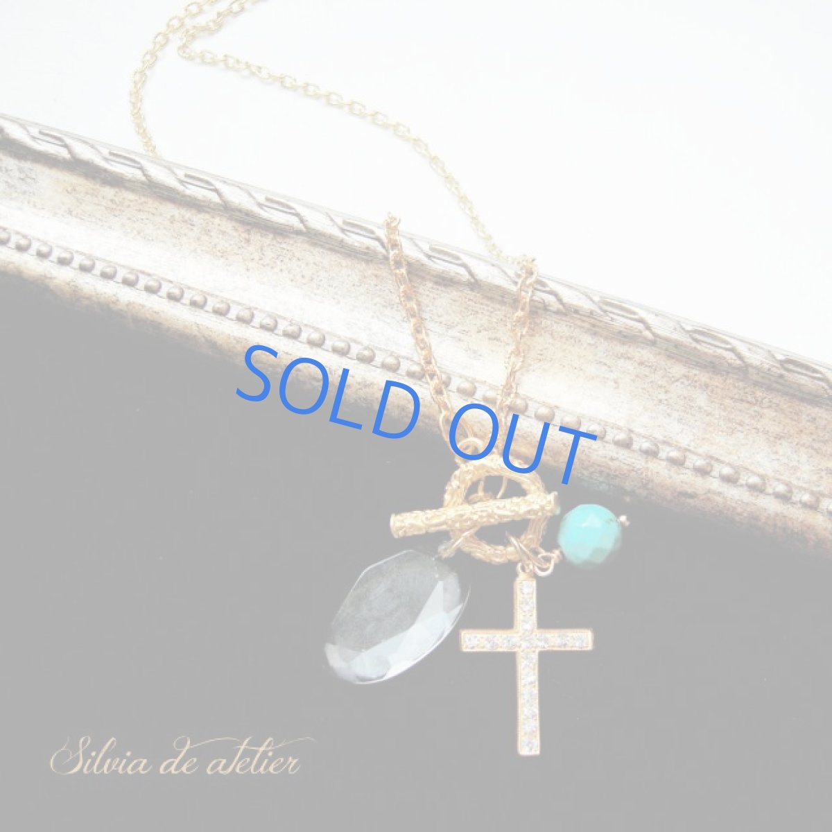 画像2: 残り１　マグネサイトターコイズ＆オーバルカットグラス　クロスチャーム付き　フロントマンテル　ゴールドネックレス (2)