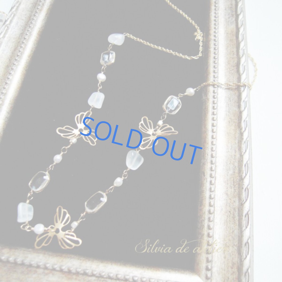 画像2: １点もの　花びらチャーム・ムーンストーン・淡水パール　ゴールド　デザインロングネックレス (2)