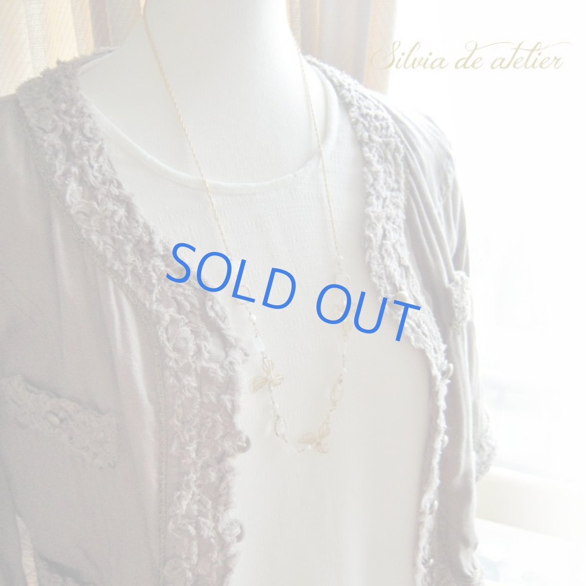 画像3: １点もの　花びらチャーム・ムーンストーン・淡水パール　ゴールド　デザインロングネックレス (3)