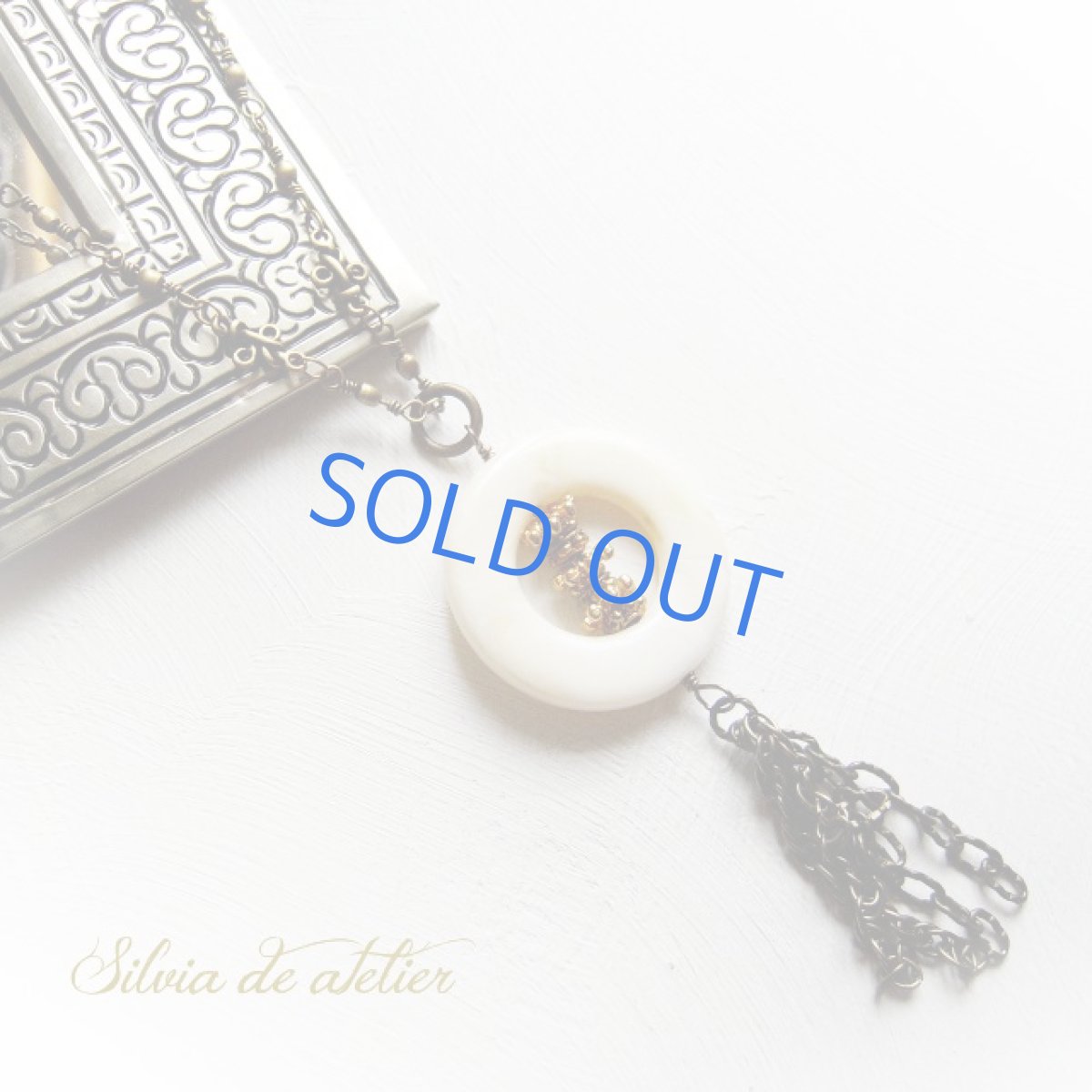 画像3: ＜Antiqueシリーズ＞１点もの　ドイツ製象牙カラーアクリル　タッセル　アンティークゴールドロングネックレス (3)