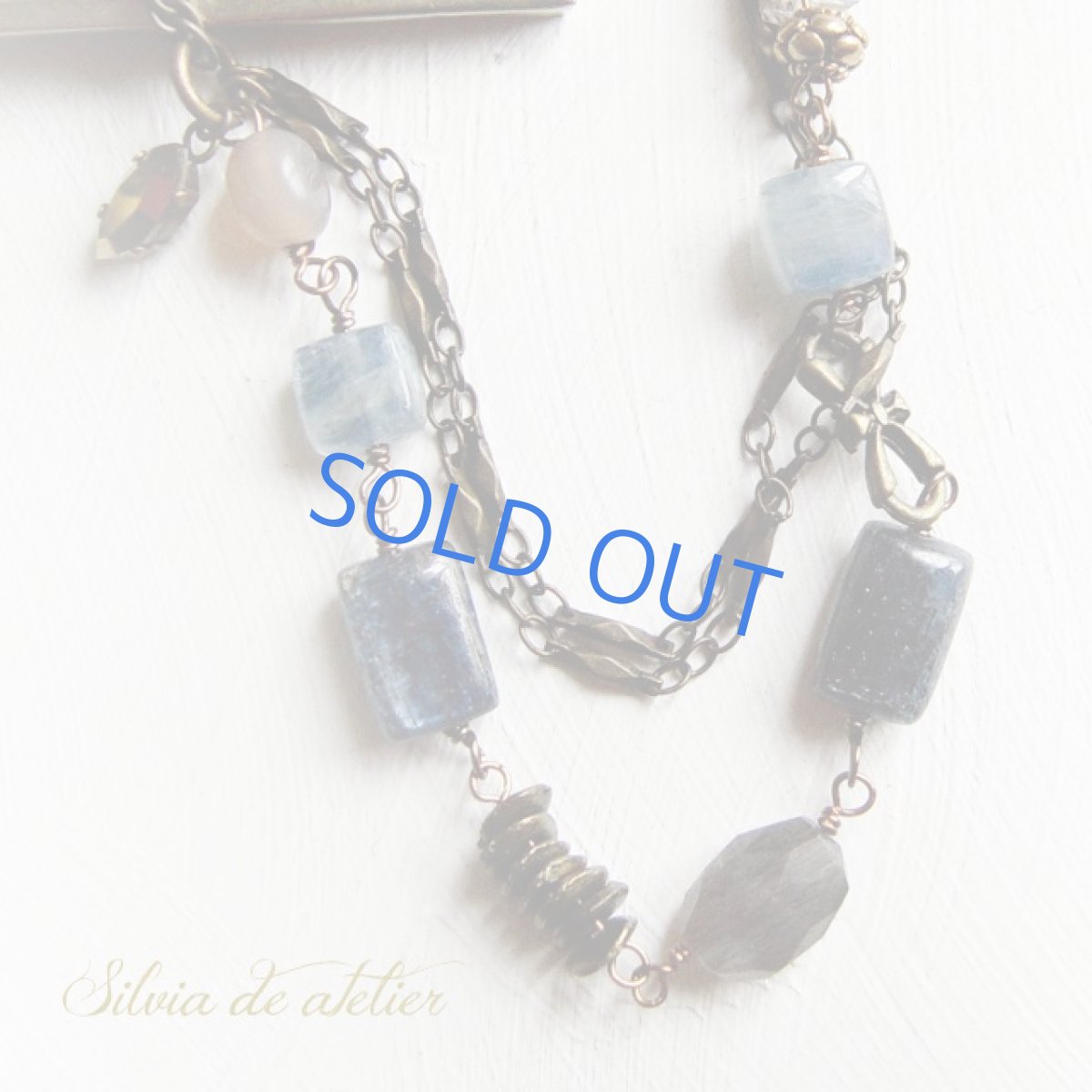 画像2: １点もの　ケニア産カイヤナイト　エスニック風デザイン　アンティークゴールドミディアムネックレス (2)