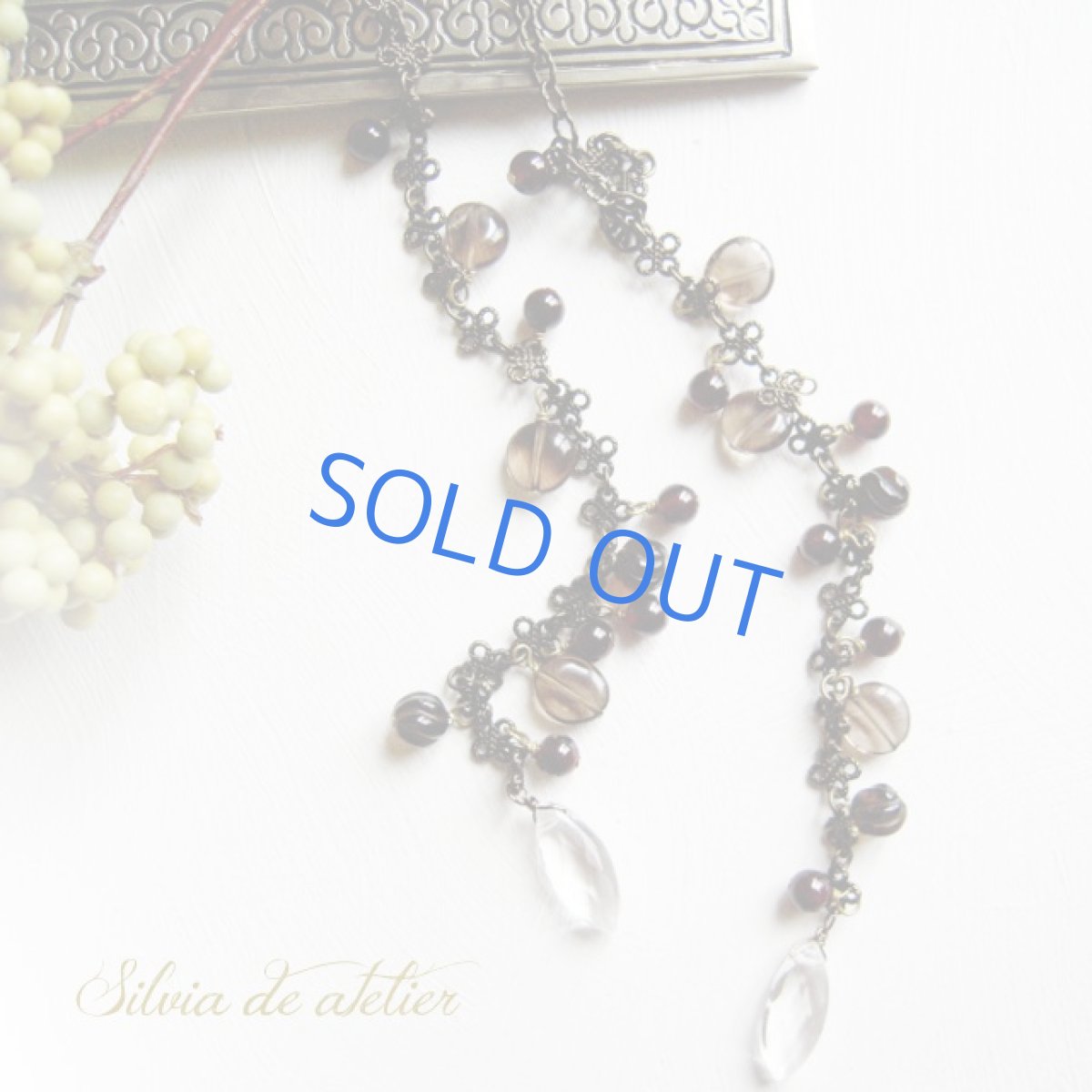 画像2: ＜Antiqueシリーズ＞１点もの　クリスタルドロップ＆木の実のようなガーネット　アンティークゴールドラリエット (2)