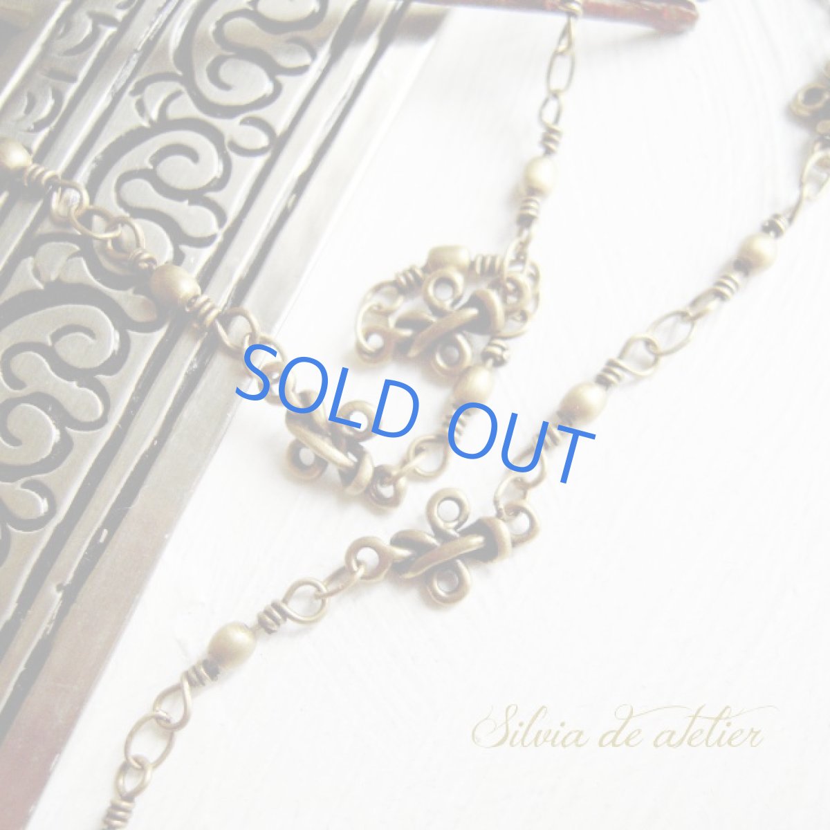 画像2: ＜Antiqueシリーズ＞１点もの　ドイツ製象牙カラーアクリル　タッセル　アンティークゴールドロングネックレス (2)