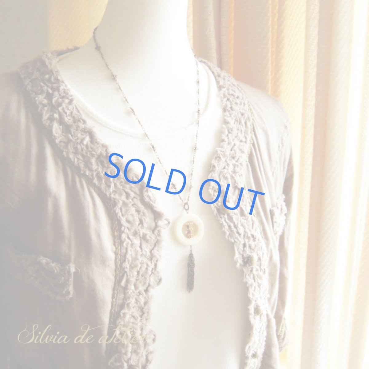 画像4: ＜Antiqueシリーズ＞１点もの　ドイツ製象牙カラーアクリル　タッセル　アンティークゴールドロングネックレス (4)