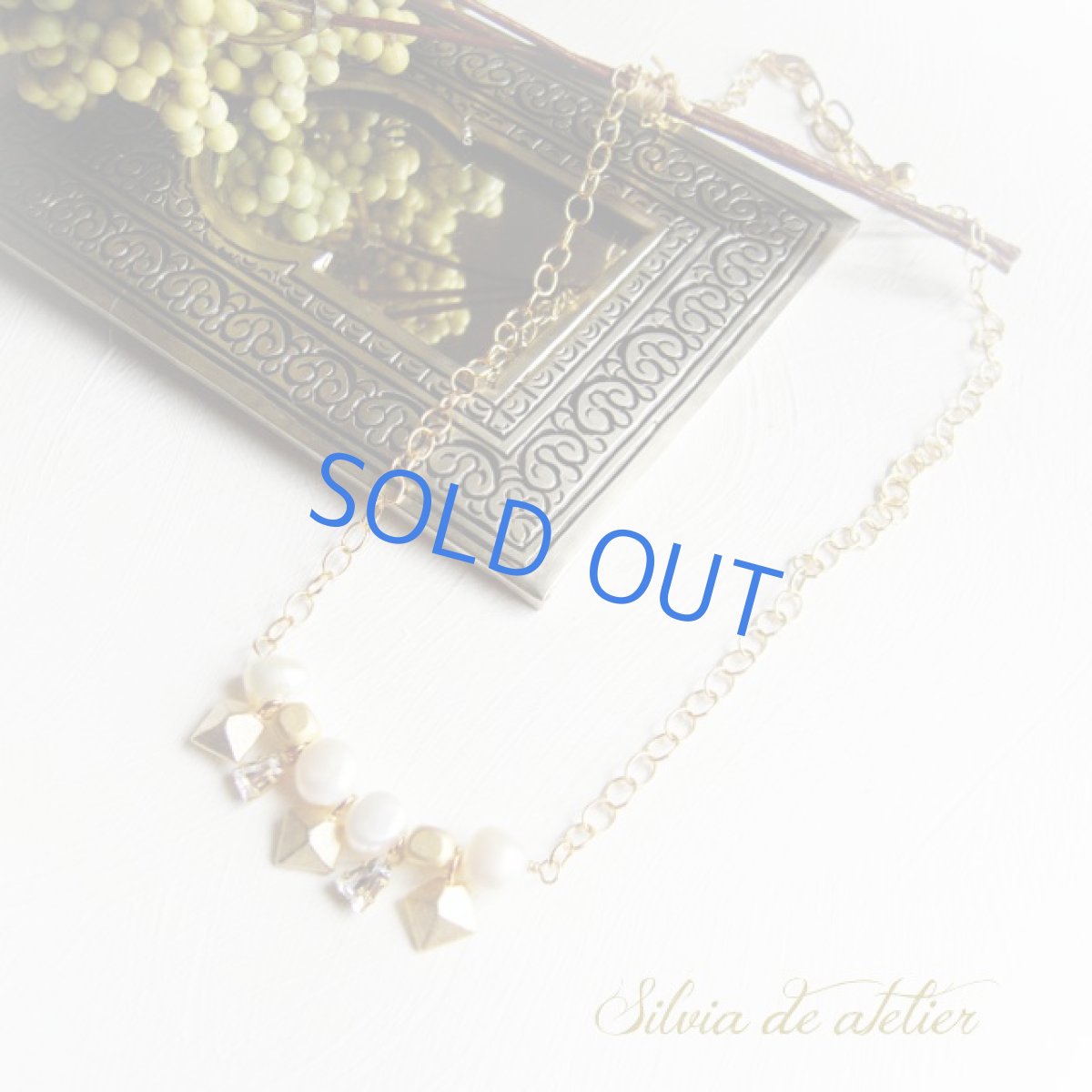 画像2: 1点もの　マットゴールド　ダイヤモンドチャーム＆vintageグラスストーン　ゴールドミディアムネックレス (2)