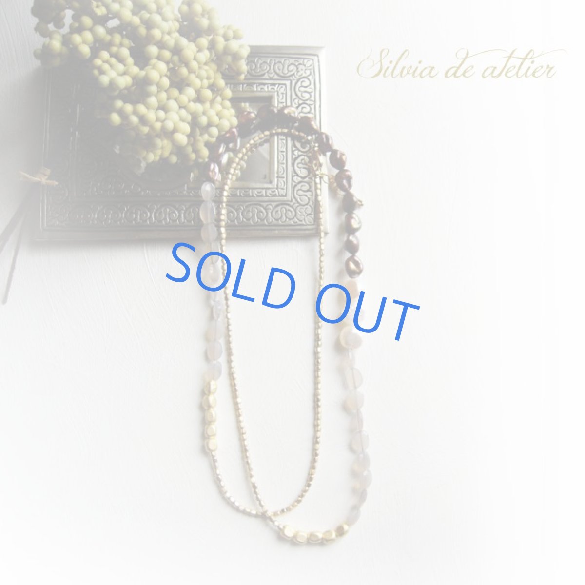 画像2: 1点もの　淡水パール＆グレーオニキス　アシンメトリー　　マットゴールドビーズロングネックレス (2)