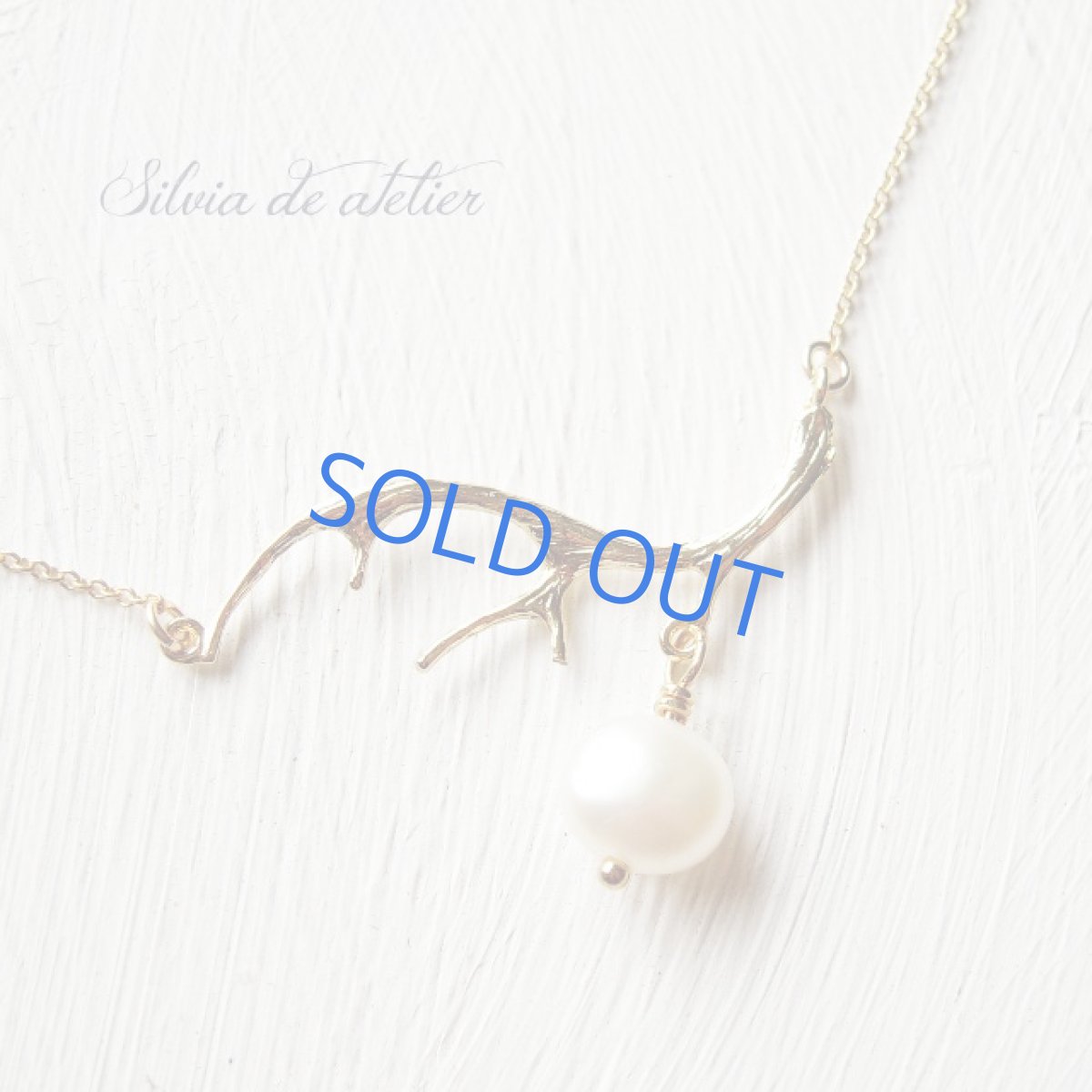 画像2: 残り１　鹿の角　ゴールドチャーム　淡水パール　アシンメトリー　14kgfネックレス (2)