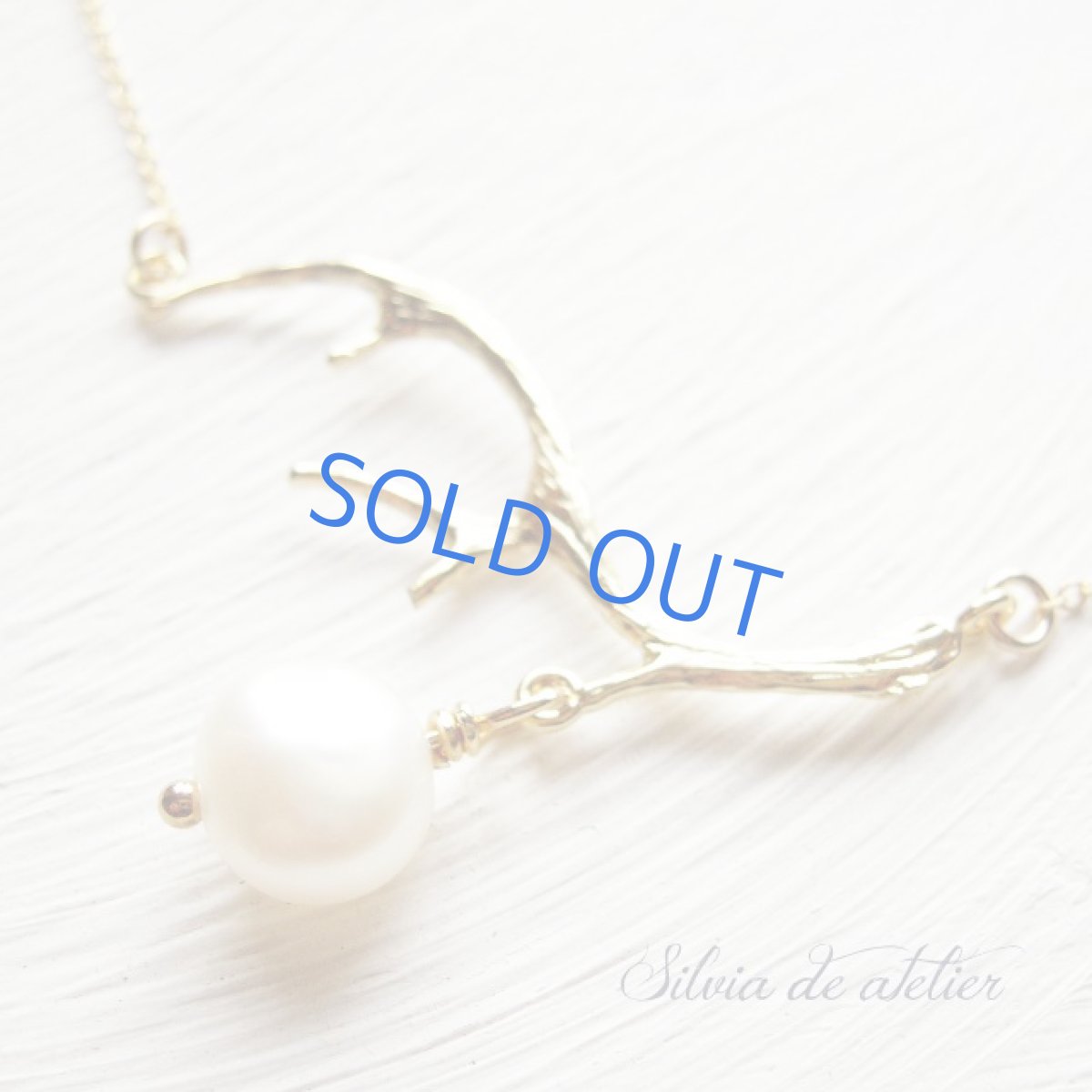 画像3: 残り１　鹿の角　ゴールドチャーム　淡水パール　アシンメトリー　14kgfネックレス (3)