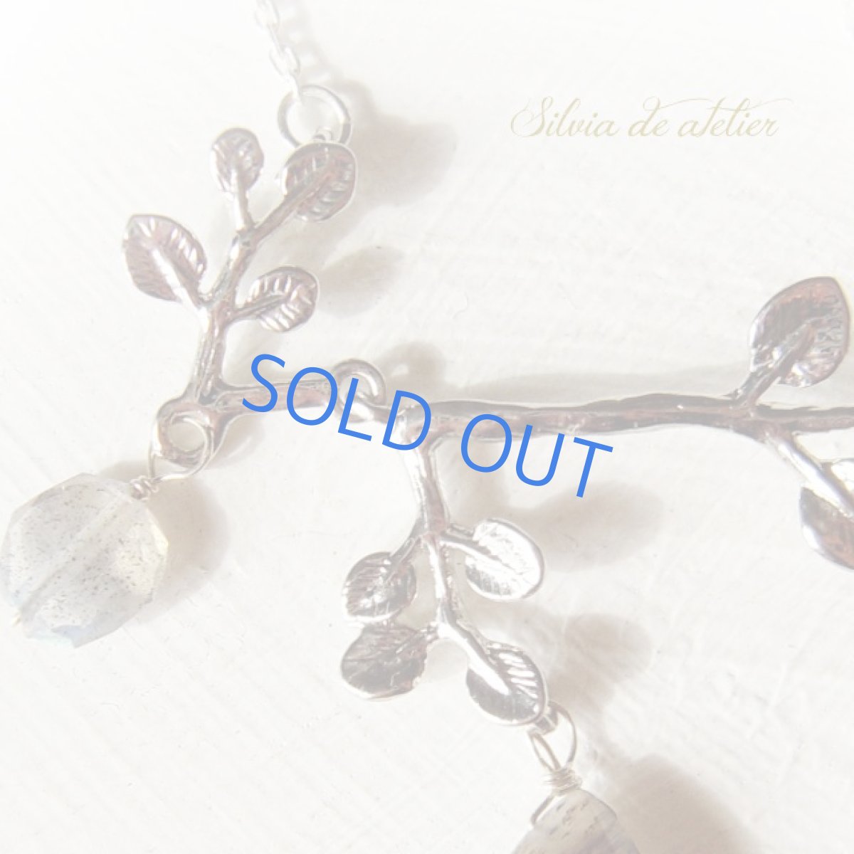 画像2: 残り１　シルバーカラー小枝チャーム　シルバーシャイングレームーンストーンドロップ　silver925ネックレス（アジャスター付き） (2)