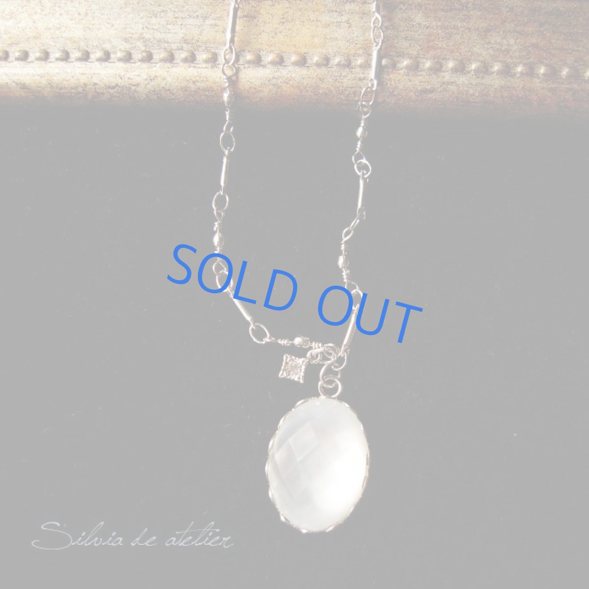 画像2: 1点もの　ホワイトシェル＆ムーンクォーツ　カボションカット　シルバーネックレス (2)