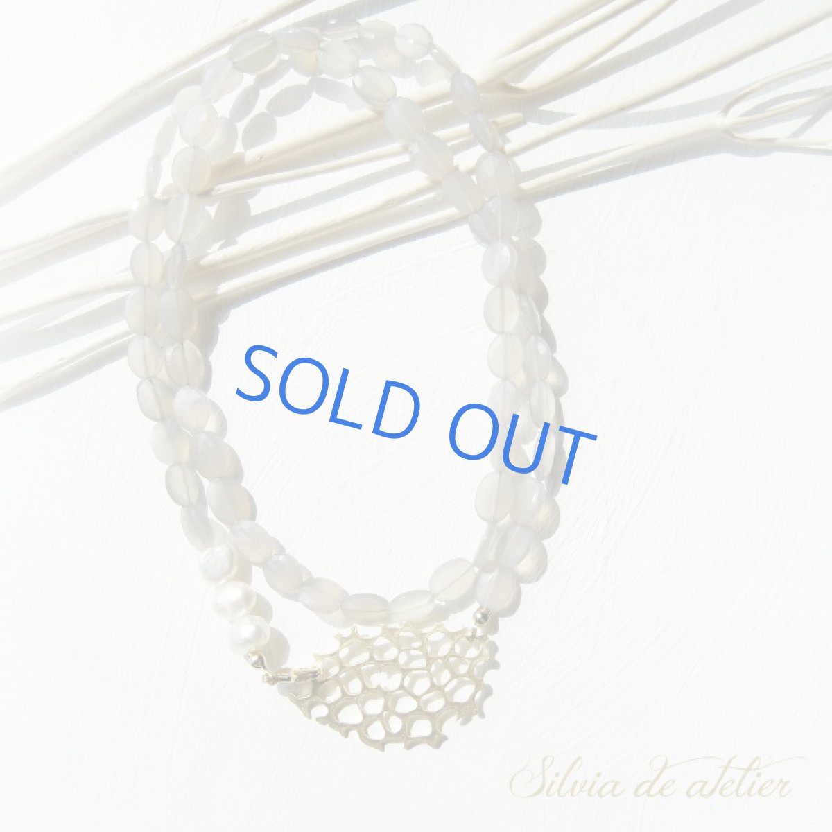 画像2: 残り１　グレーオニキス＆淡水パール　マットゴールドデザインチャーム　ミディアムネックレス (2)