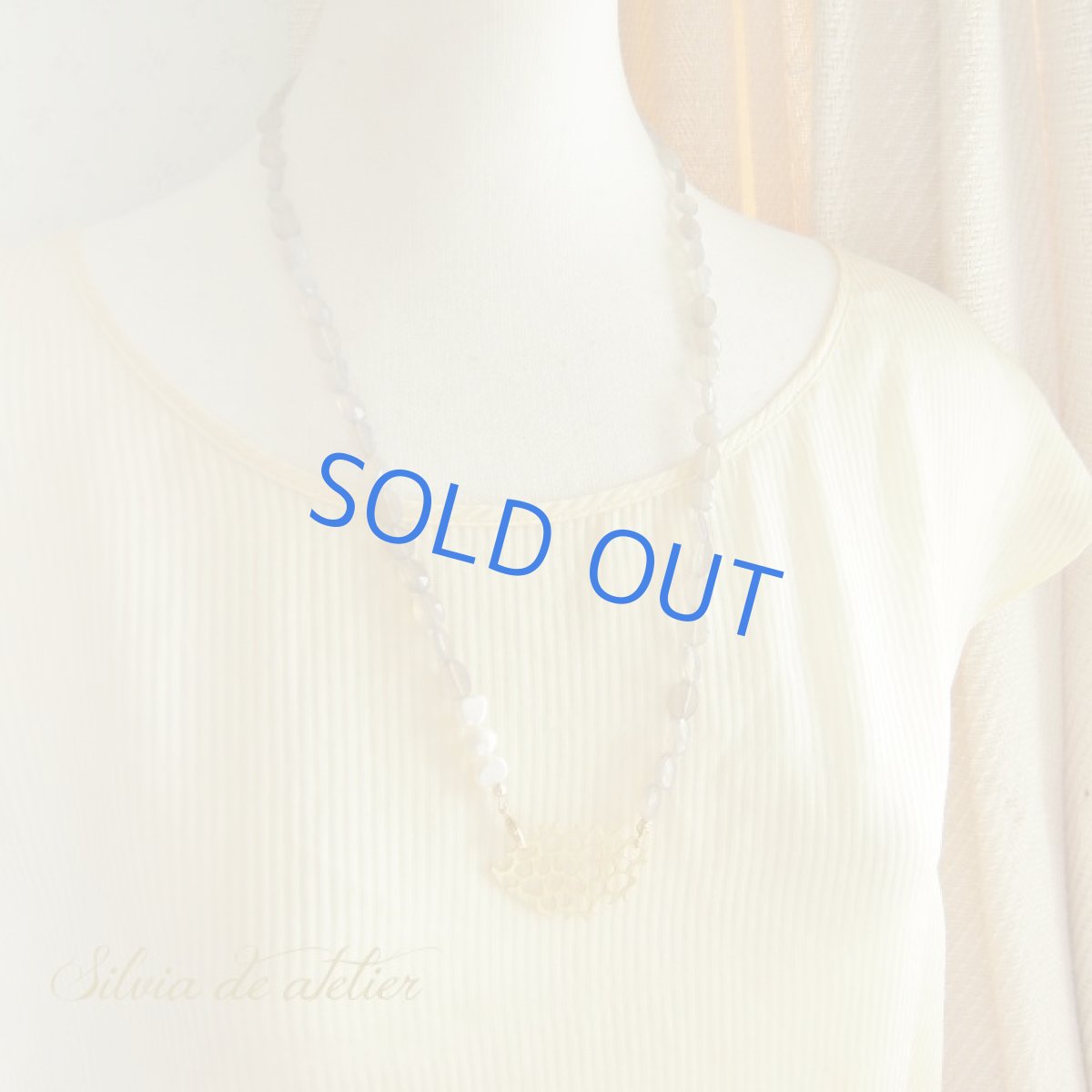 画像7: 残り１　グレーオニキス＆淡水パール　マットゴールドデザインチャーム　ミディアムネックレス (7)