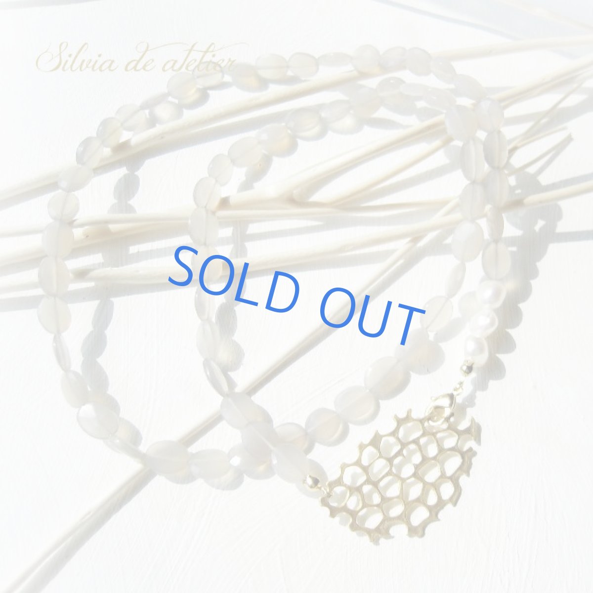 画像3: 残り１　グレーオニキス＆淡水パール　マットゴールドデザインチャーム　ミディアムネックレス (3)