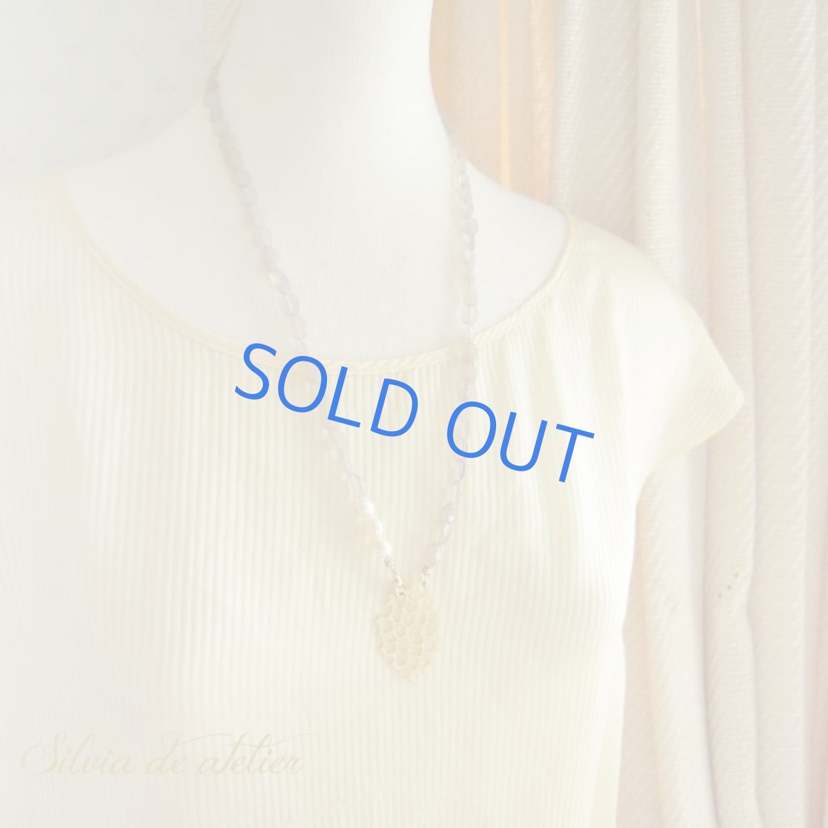 画像8: 残り１　グレーオニキス＆淡水パール　マットゴールドデザインチャーム　ミディアムネックレス (8)