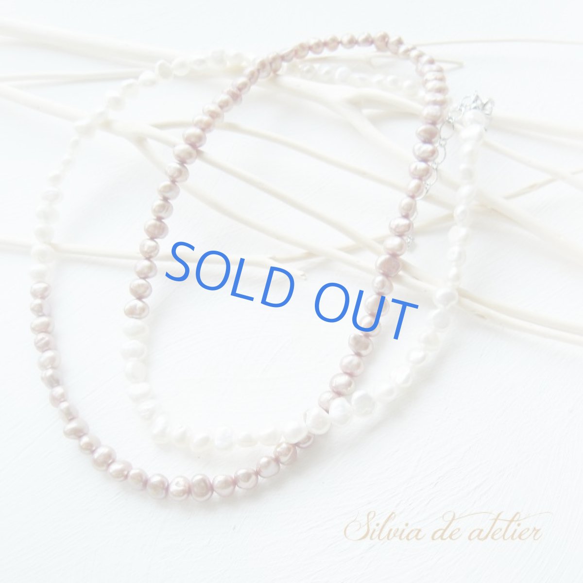 画像2: 1点もの　バイカラー　ピンクベージュ　×　ホワイト　淡水パール　ロングネックレス (2)