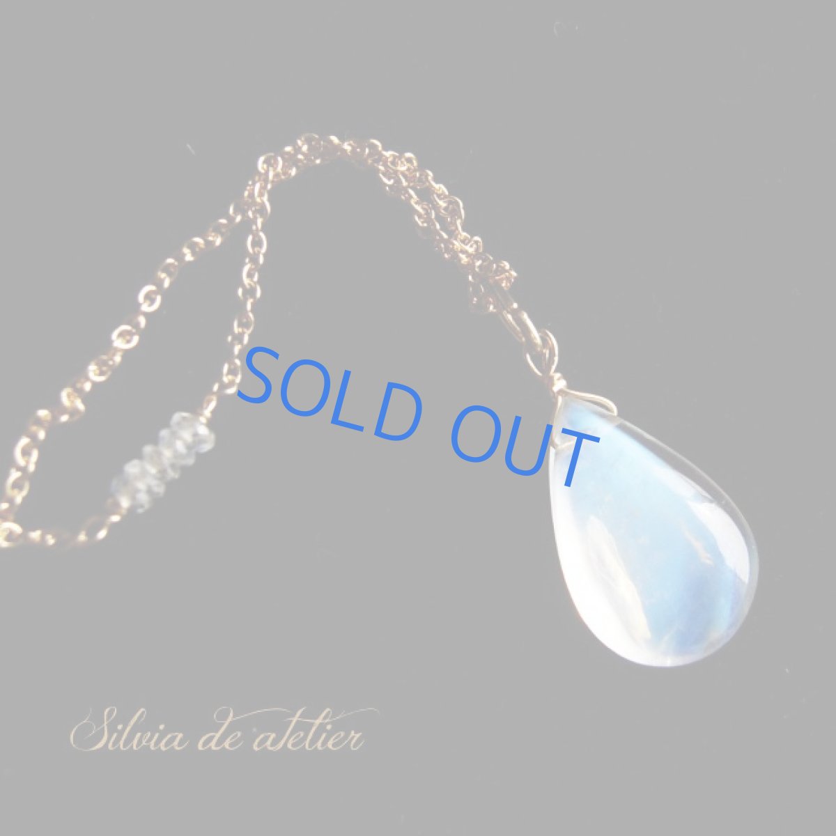 画像2: ＜１点もの・A＞　大粒　AAA++　レインボームーンストーン　スムースドロップ　14kgf　チェーンネックレス　約５０センチ (2)